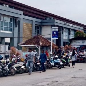 Keluarga Pasien Keluhkan Parkiran RSUD Adjidarmo Semrawut