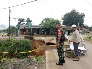 Babinsa Koramil 11/Sekampung Monitoring Pengerukan Jembatan Rusak