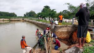 Babinsa Koramil 08/RU Bersama Warga Perbaiki Tanggul Bendungan Jebol Terdampak Banjir