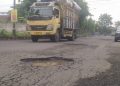 Jalan Rusak Berlobang di Pataruman Ancam Keselamatan Pengguna Jalan