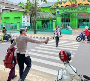 Strong Point, Personil Polres Metro Hadir Ditengah Aktivitas Pagi Masyarakat