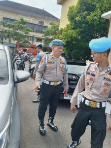 Subbid Provost Bidpropam Polda Sumsel Melakukan Penertiban Terhadap Kendaraan Parkir