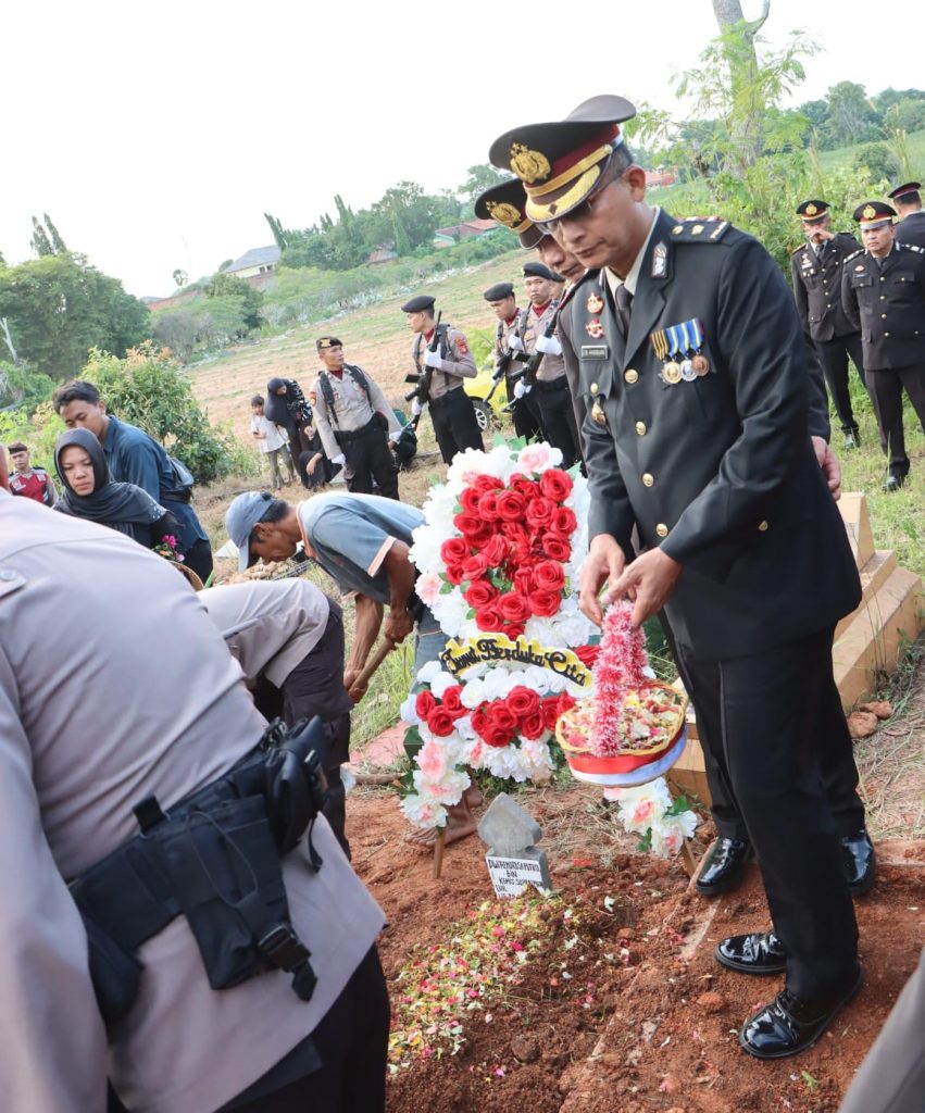 Kapolres OKU Timur Pimpin Pemakaman Almarhum AKP Dwi Hendro Saputro SH