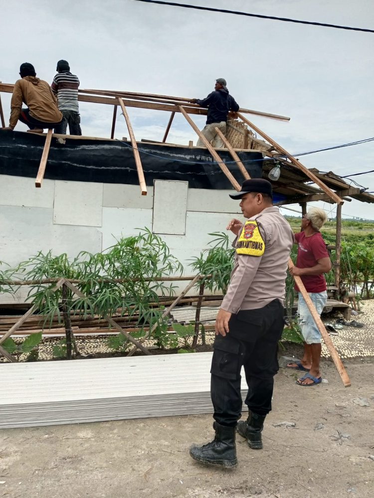 Bentuk Keperdulian pada Masyarakat, Personil Polres Lamtim Gotong-royong Perbaiki Rumah Warga