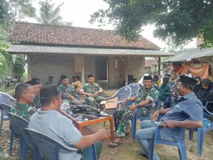 Danramil 429-06/Purbolinggo Takziah ke Rumah Anggota yang Berduka