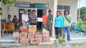 Sinergitas TNI – POLRI Dampingi Perwakilan Masyarakat Pasir Sakti Distribusikan Bantuan kepada Warga Terdampak Banjir