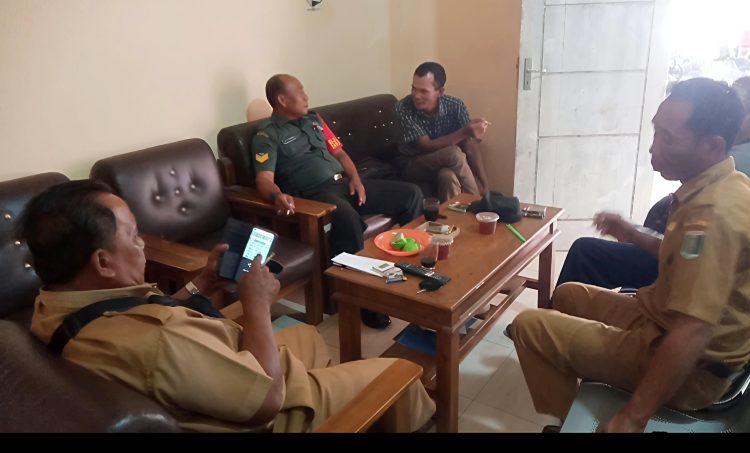 Perkuat Sinergi 3 Pilar, Babinsa Koramil Batanghari Lakukan Komsos di Desa Binaan