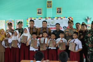 Pj. Gubernur Sulawesi Selatan di Dampingi Pj. Bupati Takalar Tinjau Langsung Pemberian Makan Bergizi Gratis di SD Pa’rappunganta