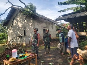 Anggota Koramil 14/Jabung Bantu Warga Terdampak Angin Puting Beliung