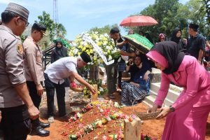 Kapolres Lampung Timur dan Ketua Bhayangkari Cabang Takziah ke Rumah Duka Istri Aiptu Gusar