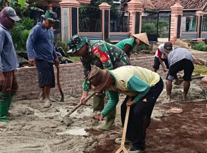 Lestarikan Warisan Leluhur Bangsa, Babinsa Koramil 03/MT Gotong-royong Bersama Warga