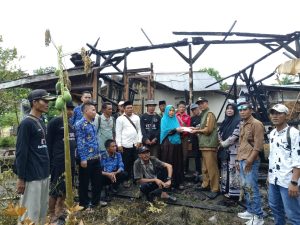 Respons Cepat dari Pemerintahan Desa Bolang Atas Korban Kebakaran yang Menimpa Salah Satu Warganya