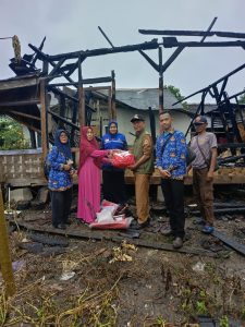 Kades Bolang Dampingi TKSK Malingping Salurkan Bantuan kepada Korban Kebakaran