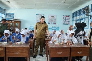 Tinjau Pelaksanaan Makan Bergizi Gratis, Sekda Takalar : Tujuannya Agar Anak Mendapat Asupan Gizi dan Meringankan Beban Orang Tua