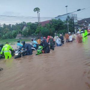 Polisi dan TNI Kerja Keras Atur Lalulintas Akibat Banjir di Gedong Tataan
