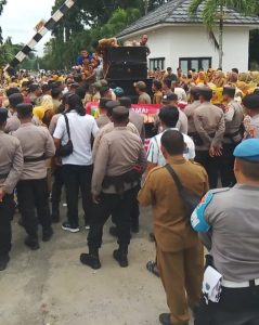 Perioritas Gerbang dari pada Rakyat (Honor)