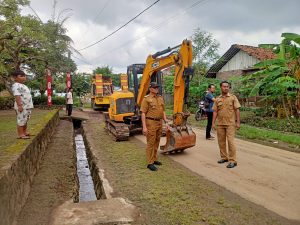 Atasi Banjir, Ketua TP-PKK Pesawaran Kerahkan Alat Berat di Desa Bagelen
