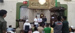 Tarwih Perdana Bersama Warga Takalar, Pemerintah Kab. Takalar Beri Kejutan Hibah Rp100 Juta untuk Masjid Agung