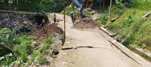 Warga Kp Cibadak Apresiasi Jalan Desa yang Amblas Sedang di Perbaiki