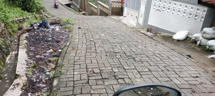 Warga Keluhkan Kualitas Jalan Desa Program PSU Dinas Perumahan dan Pemukiman Provinsi Banten Tahun Lalu