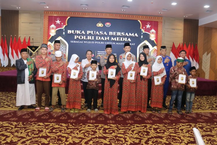Pembagian Takjil dan Buka Puasa Bersama Polda Sumsel dan Media Sebagai Wujud Polri untuk Masyarakat
