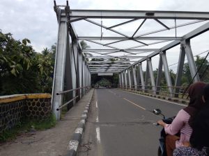 Warga Khawatir; Besi Pagar Pengaman Jembatan Cilangkahan di Jalan Raya Nasional Simpang Bayah Diduga Dicuri