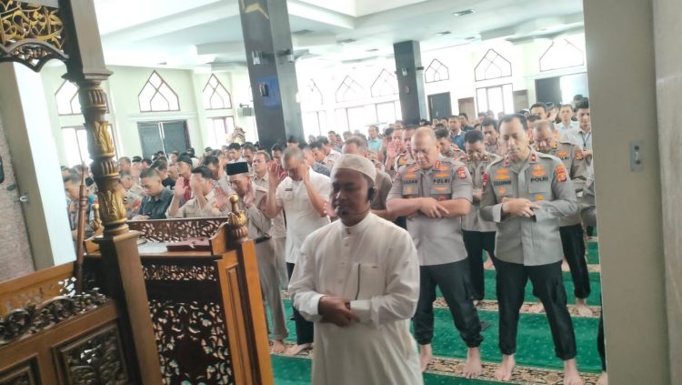 Polda Sumsel Menggelar Salat Gaib untuk Tiga Anggota Polda Lampung yang Meninggal Ditembak