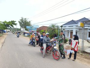 Berbagi Berkah Ramadan, Babinsa Koramil 429-08/RU Bersama SMKN 1 Raman Utara Bagikan Takjil Gratis