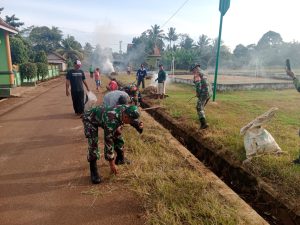 Sambut Idul Fitri 1446 H, Koramil 429-04/Sribhawono Bersama Warga Gotong-royong Bersihkan Lapangan
