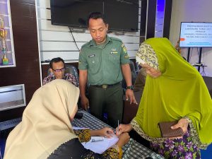 Babinsa dan Bhabinkamtibmas Bersinergi Kawal Pendistribusian BLT DD