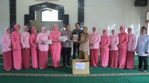 Kapolres Metro dan Ketua Bhayangkari Gelar Baksos, Bagikan Al-Qur’an dan Mukena ke Sejumlah Masjid