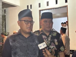 Ahmad Giri Akbar Ketua DPRD Lampung Bertuziah di Rumah Duka Bupati Way Kanan