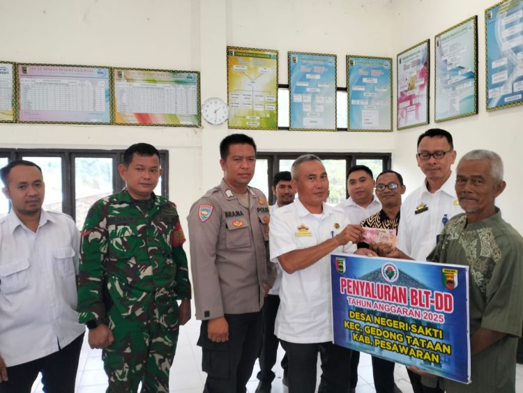 Puluhan Warga Desa Negri Sakti Sumringah Terima BLT DD Termin 1