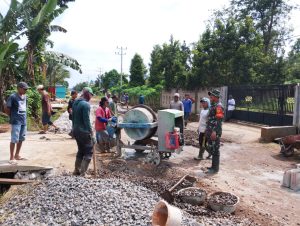 Bersama Masyarakat Babinsa Koramil Sribhawono Gotong Royong Perbaiki Jalan Rusak