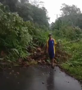 Akibat Diguyur Hujan Deras Jalan Pasar Kupa -Cimandiri Laut Tertutup Longsor