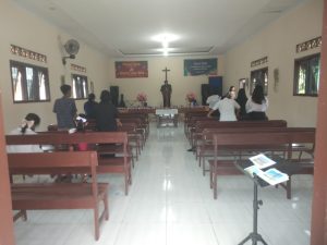 Pastikan Rasa Aman dan Nyaman Babinsa Pantau Berlangsungnya Ibadah Jumat Agung