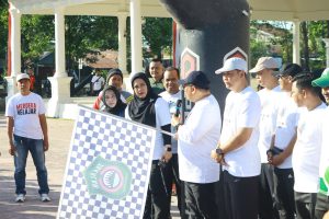Bupati Lepas Peserta Gerak Jalan Santai pada Peringatan Hardiknas Tingkat Kabupaten Takalar