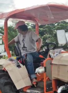Wujudkan Swasembada Pangan, Bupati Takalar Daeng Manye Serahkan Bantuan Traktor Roda Empat