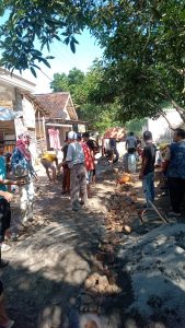Tak Kunjung Terealisasi, Warga Binglu Desa Sukaraja Adakan Swadaya Perbaikan Jalan