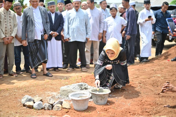 Ketua HMT Pesawaran Hadiri Peletakan Batu Pertama Pembangunan Masjid Hj, Ummi Paniem