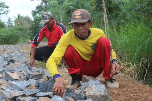 Sepenggal Cerita Pemasang Batu Jalan Onderlahlgh Program TMMD ke-124 Kodim 0429/Lamtim