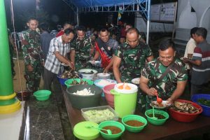 Jalin Keakraban, Satgas TMMD Do’a Sekaligus Makan Bersama