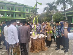 Bupati Lamtim Resmikan Program Poskestren di PP Riyadhotul Ulum Batanghari