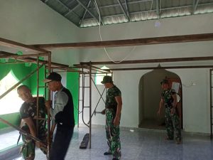 Satgas TMMD Mulai Pemasangan Plafon Mushola Tingkatkan Kenyamanan dan Estetika