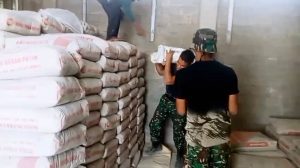 Anggota Satgas TMMD Angkut Semen ke Lokasi Pembangunan Rabat Beton