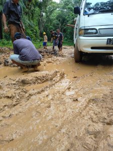 Warga Tagih Janji Bupati Lebak terpilih, Perbaiki Jalan dengan Suwadaya