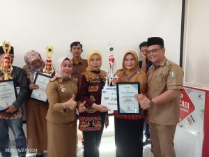 Dispursip Pesawaran Berikan Hadiah Juara Lomba Perpustakaan Desa Terbaik se-Kabupaten Pesawaran