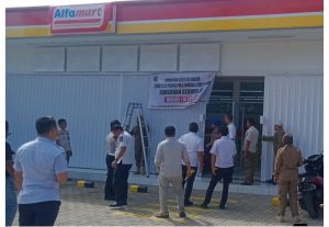 Tindaklanjuti Moratorium Bupati Takalar, Tim Gabungan Segel Dua Bangunan Toko Retail Modern