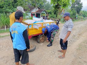 Bentor Warga Pecah Ban, Anggota Satgas TMMD Sigap Membantu