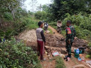 Babinsa Koramil 05/Sukadana Monitoring Pembangunan Jembatan